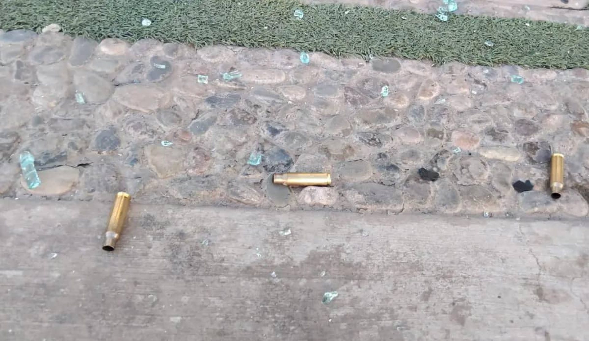 Disparan contra dos casas en la región oriente