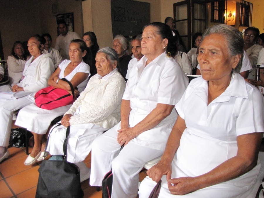 Denuncian parteras tradicionales marginación y desempleo