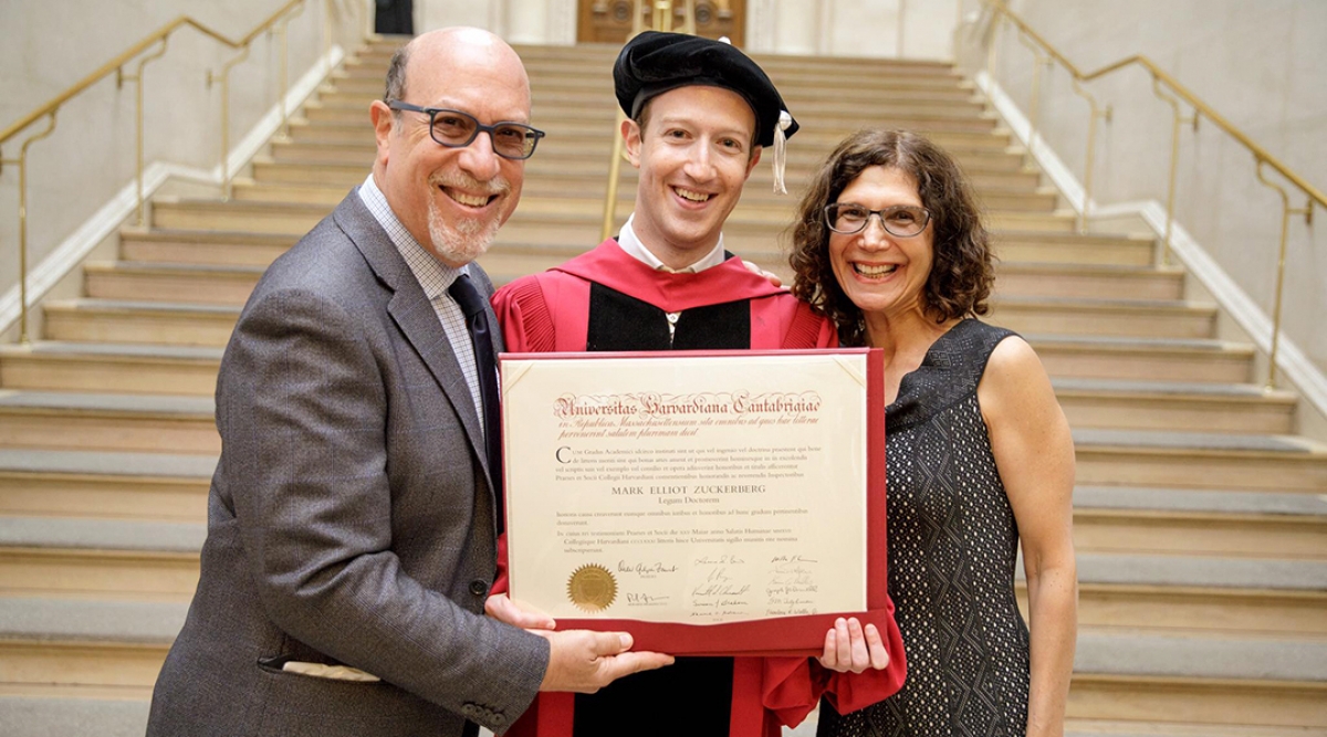 Mark Zuckerberg no decepcionó a sus padres y ya tiene su título de Harvard