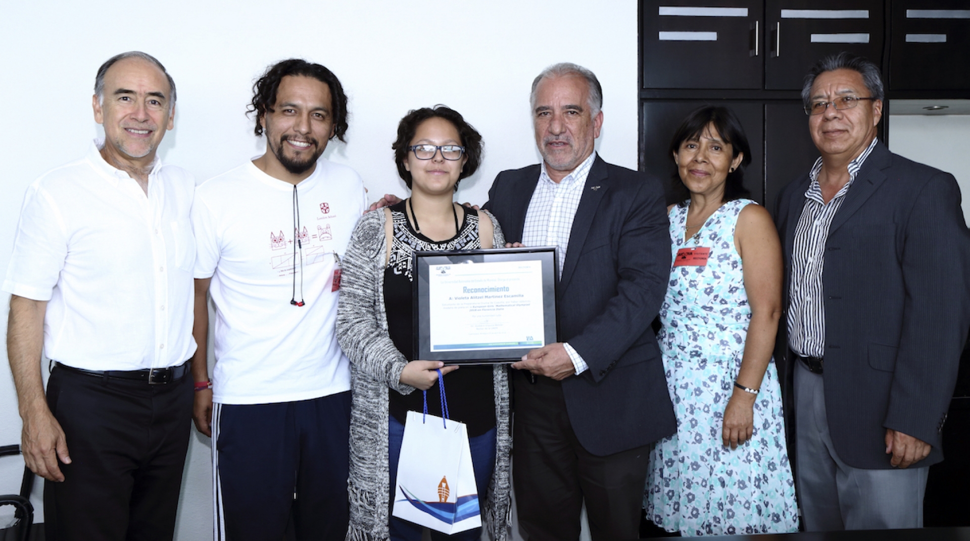 Reconocen trayectoria de estudiante que ganó premio internacional en Matemáticas