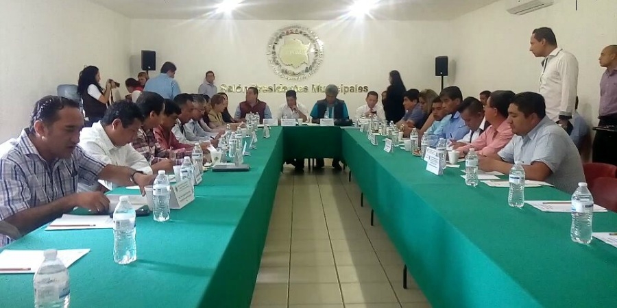 Acuden alcaldes a sesión para abordar tema de financiamiento para municipios
