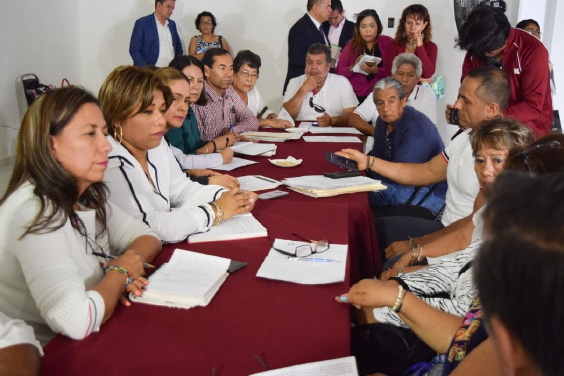 Profesores jubilados exigen al Congreso presupuestar pagos para prima de antigüedad