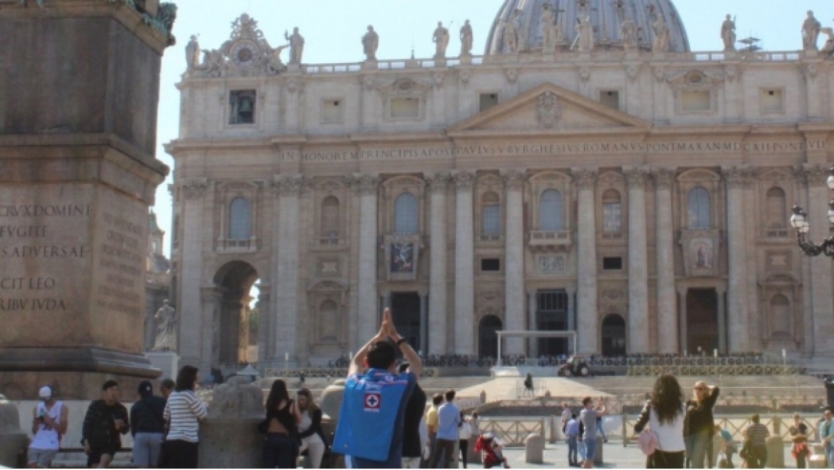Fan lleva playera de Cruz Azul al Vaticano ¡para quitar la malaria celeste!