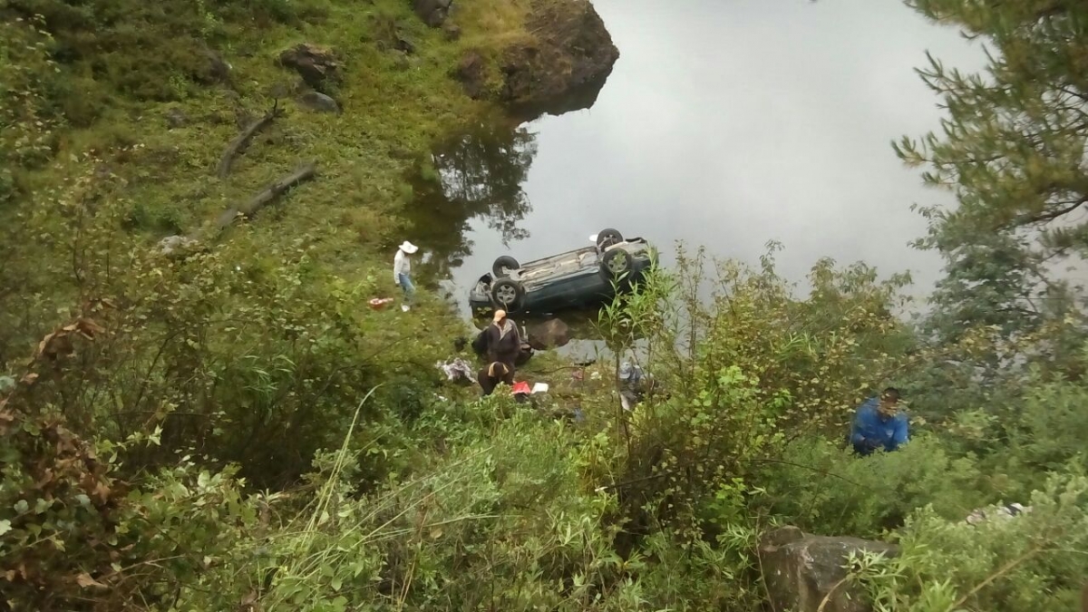 Un auto volcó y cayó en una laguna de Zempoala