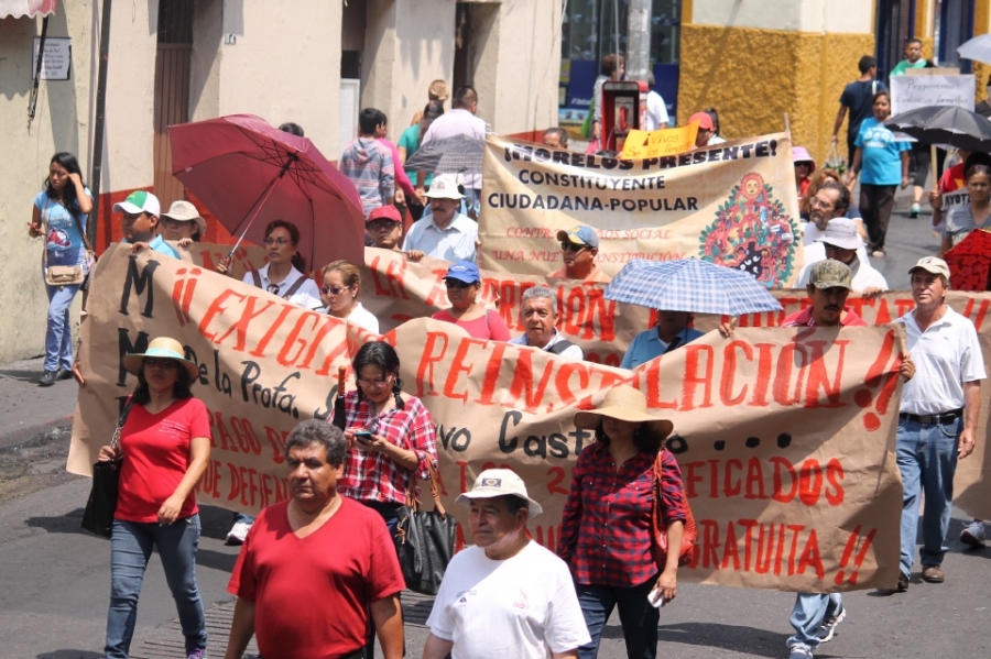 Inician marchas contra el despido de maestros