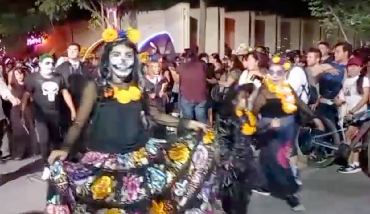 Más de 50 grupos participaron en el desfile del día de muertos