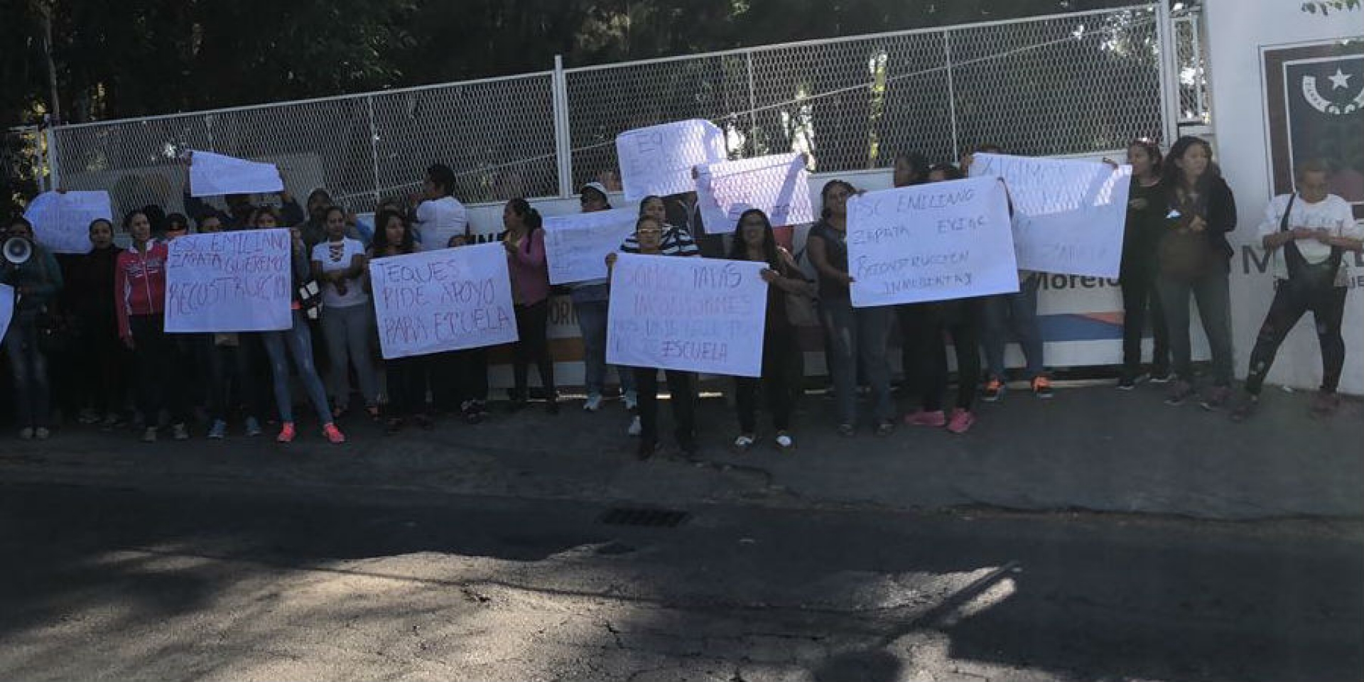 Se manifiestan padres de familia de la escuela 'Emiliano Zapata', en avenida Universidad