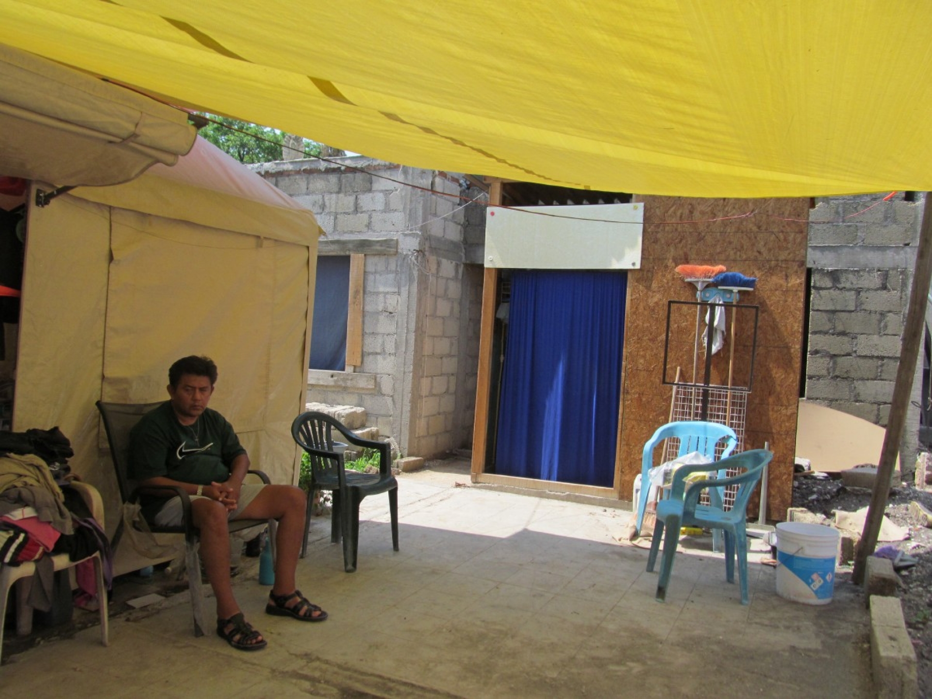 Vence plazo y constructora no ha terminado viviendas de damnificados