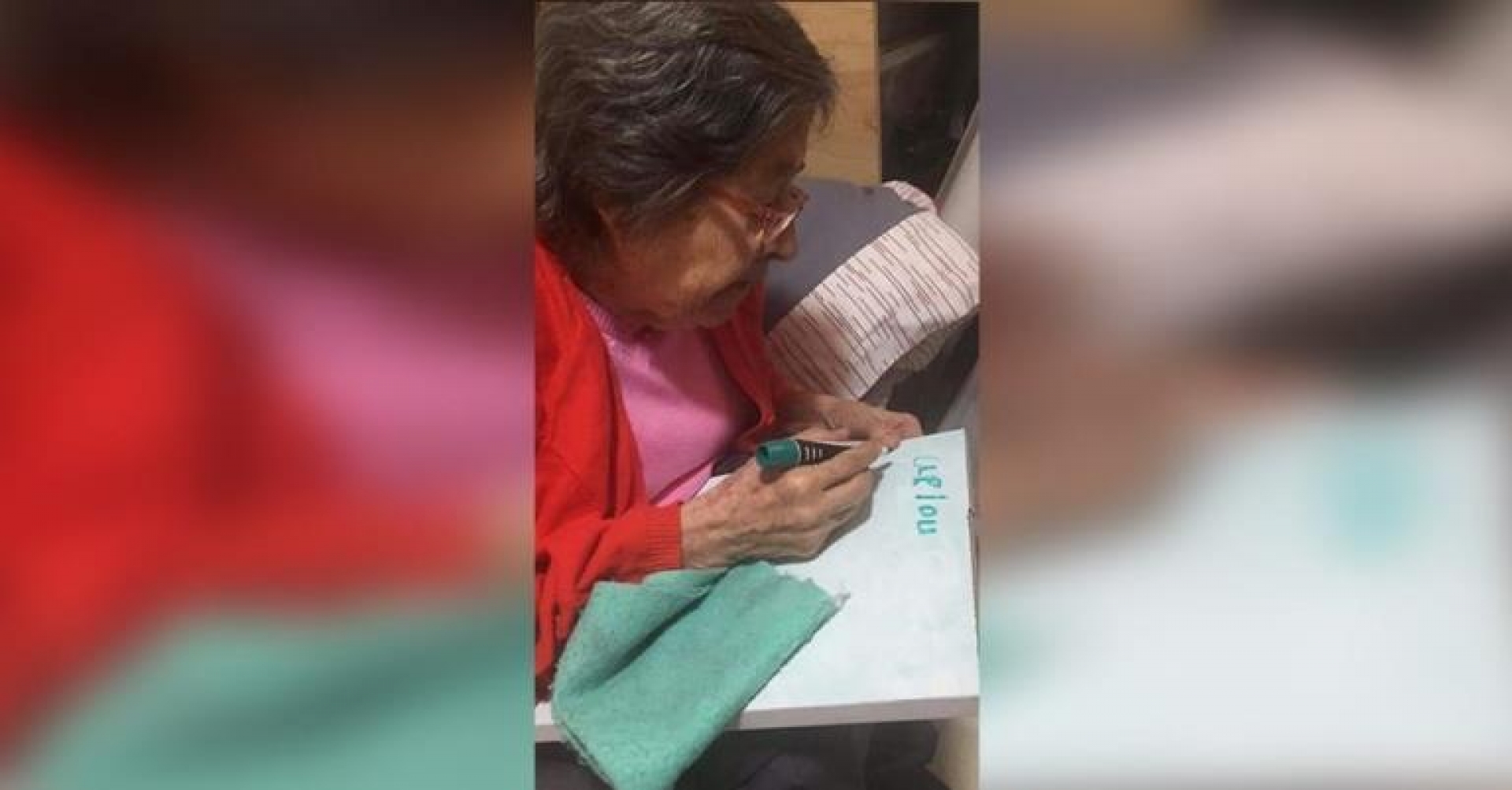 Abuelitos aprovechan clases en televisión abierta para estudiar junto a nietos