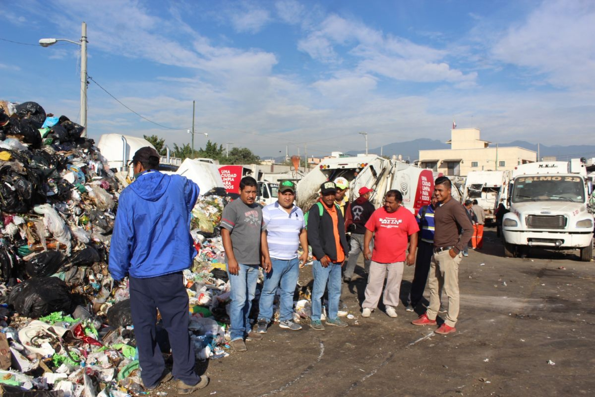 Trabajadores de limpia de Cuernavaca paran labores para exigir su quincena y aguinaldo