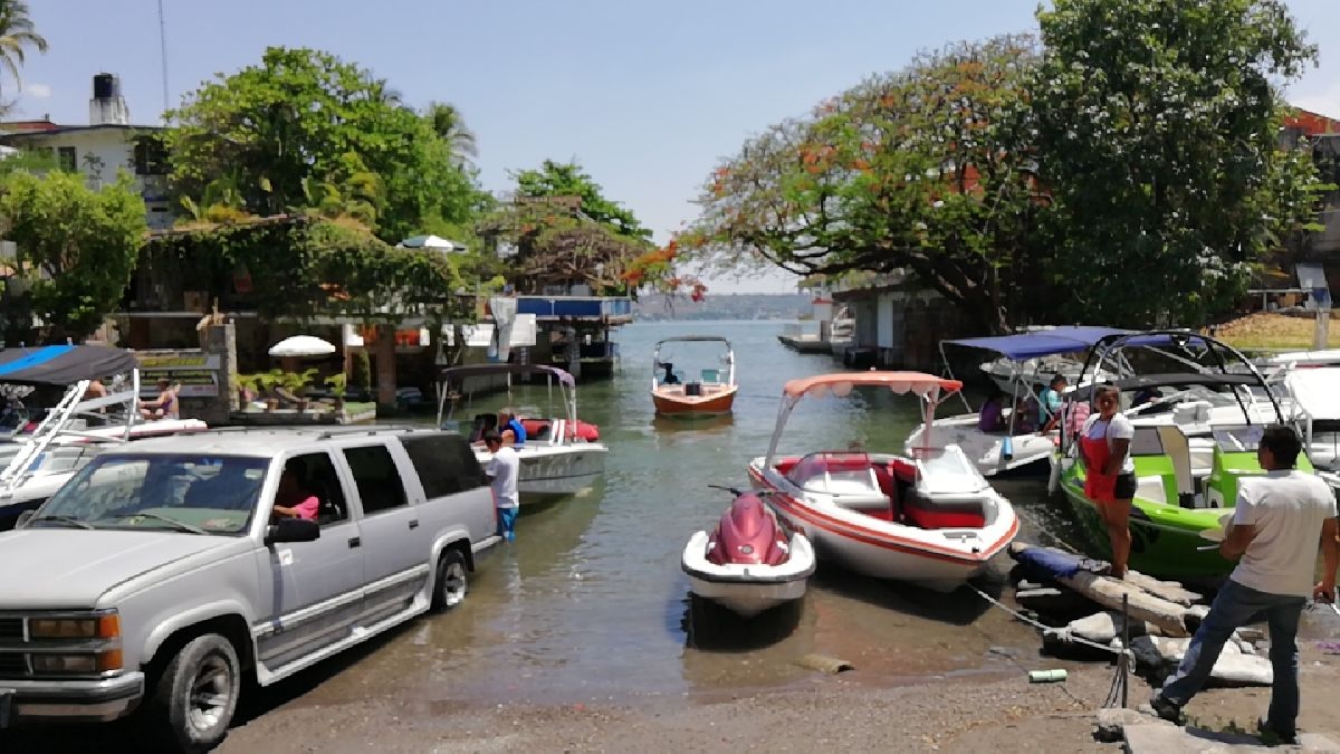 Impide Capitanía de Puerto navegar a 70 lancheros en el lago de Tequesquitengo tras revisión