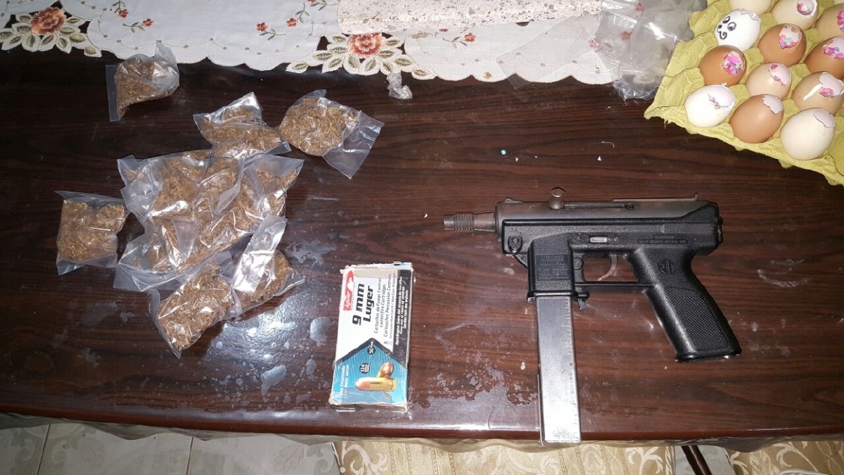 Arrestan a dos mujeres y a un hombre tras un cateo