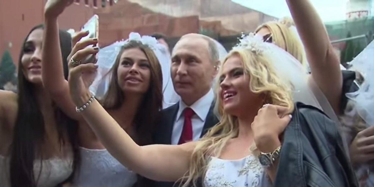 Modelos 'secuestran' a Putin en la Plaza Roja