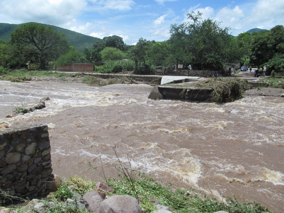 Corriente de barranca arrasa con puente que comunica al poblado de Coaxitlán en Tlaquiltenango