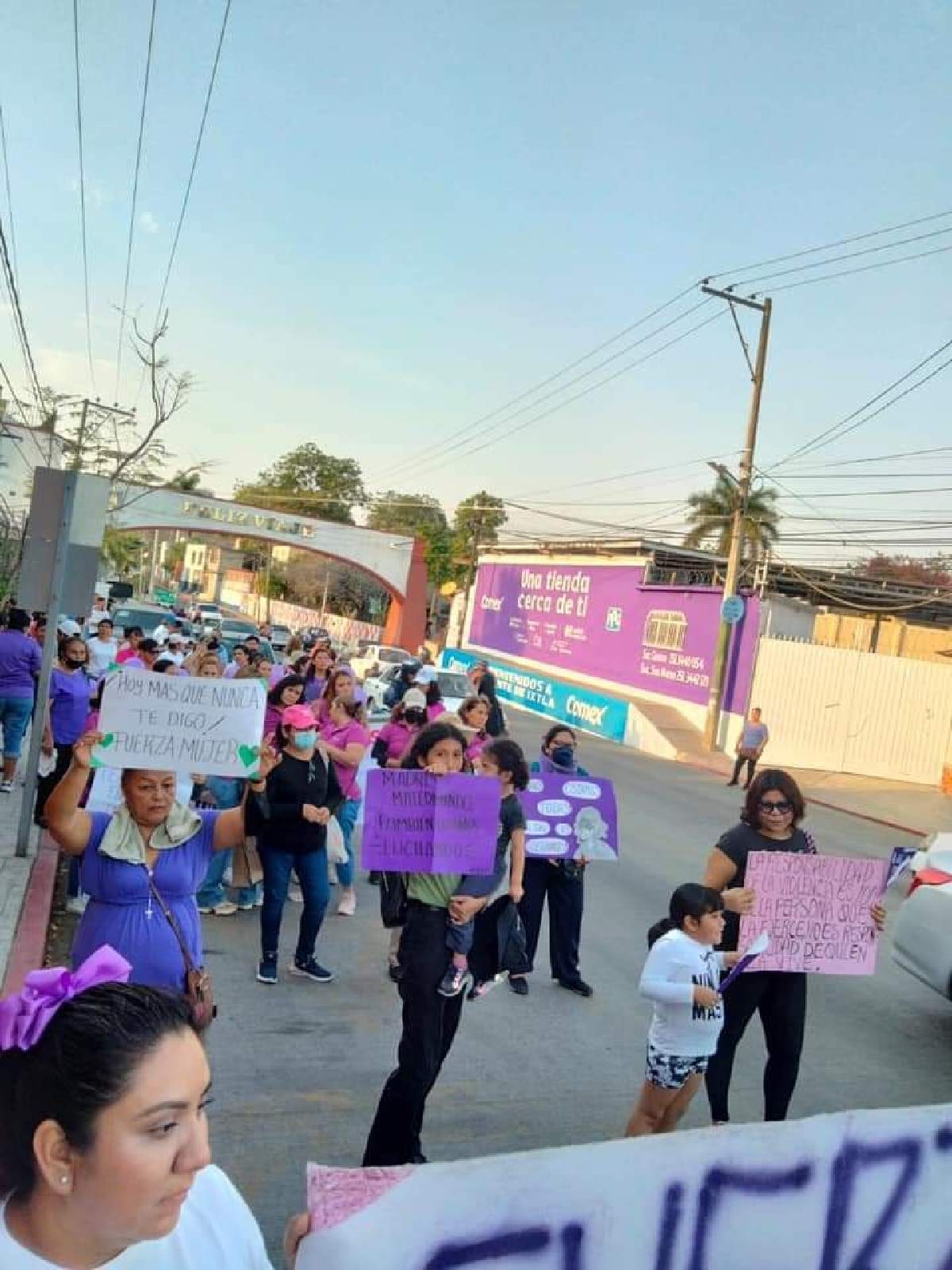 Marchan colectivos ixtlecos contra violencia de género