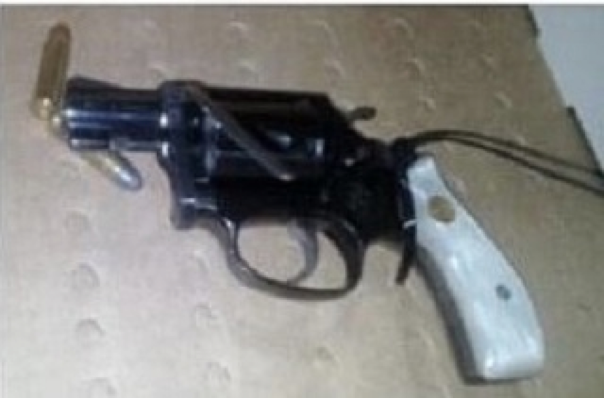Arrestan a pareja que asaltó a un automovilista