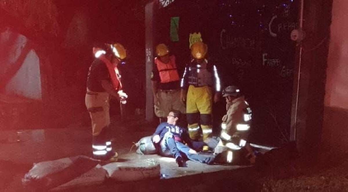 Lograron rescatarla del fondo de una barranca