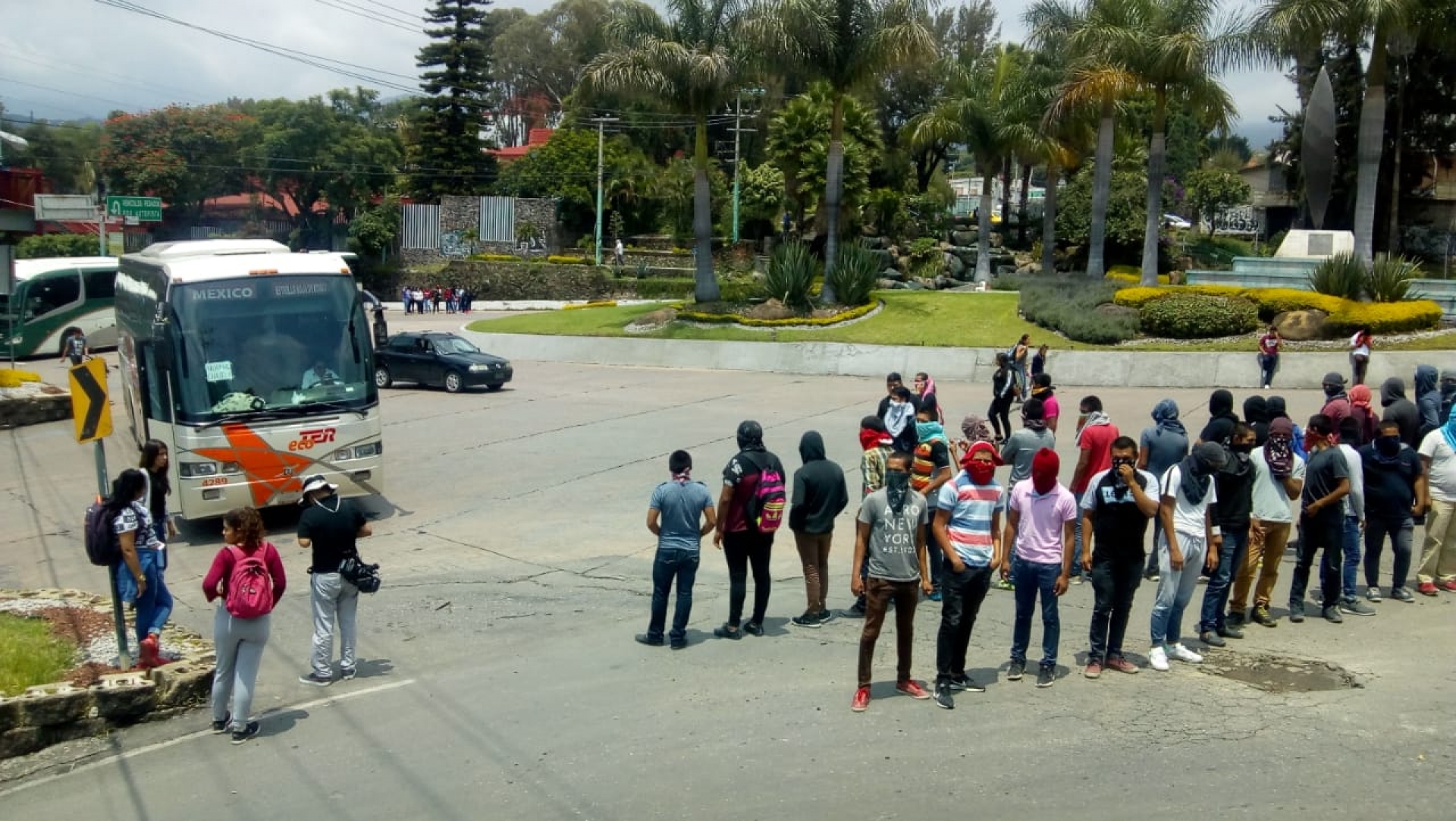 Se manifiestan estudiantes de la normal de Amilcingo