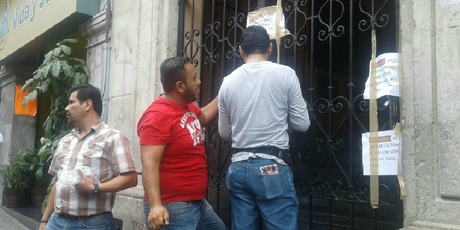Toman trabajadores de diputados del G-10 la sede del Poder Legislativo