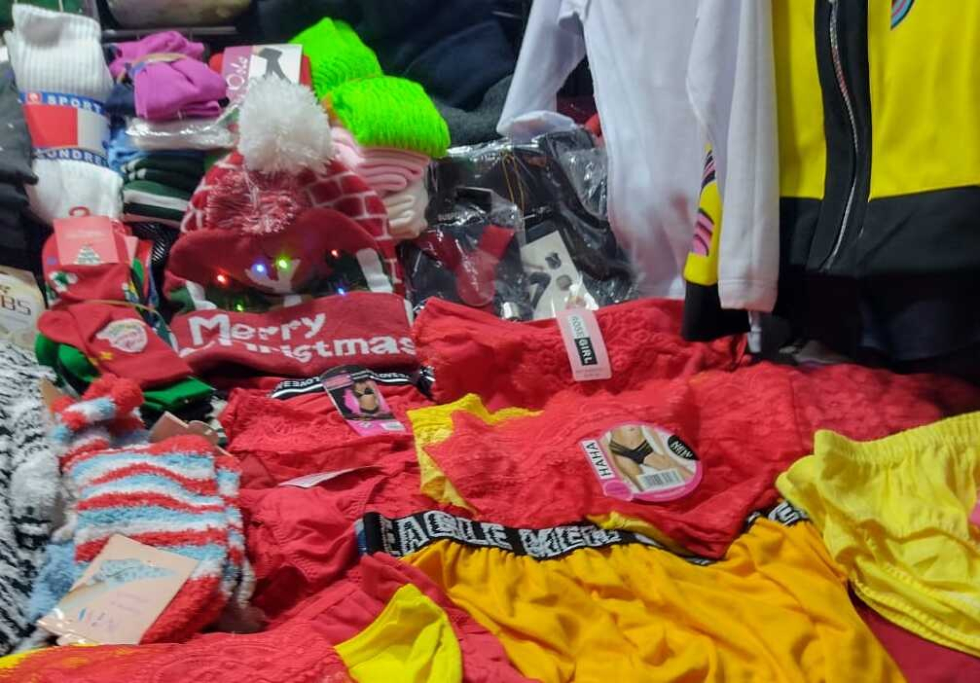Disminuyen ventas de prendas rojas y aumenta demanda de amarillas por fin de año