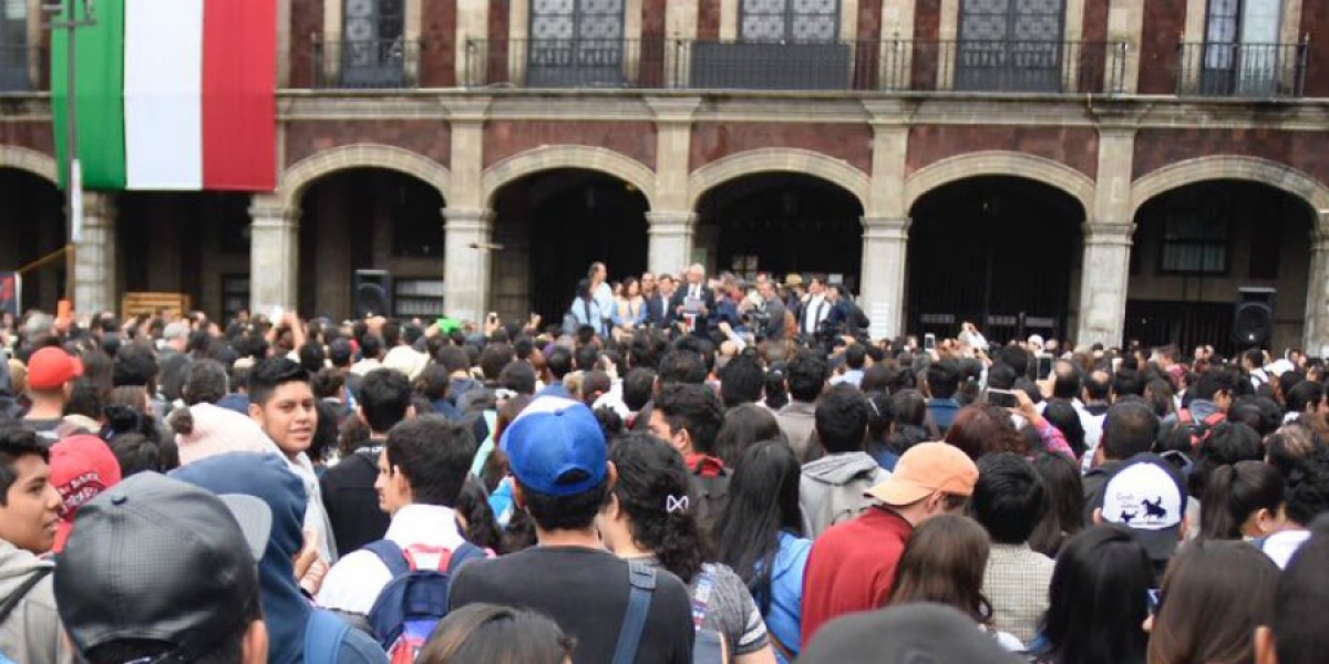 Se concentran universitarios en la Plaza de Armas