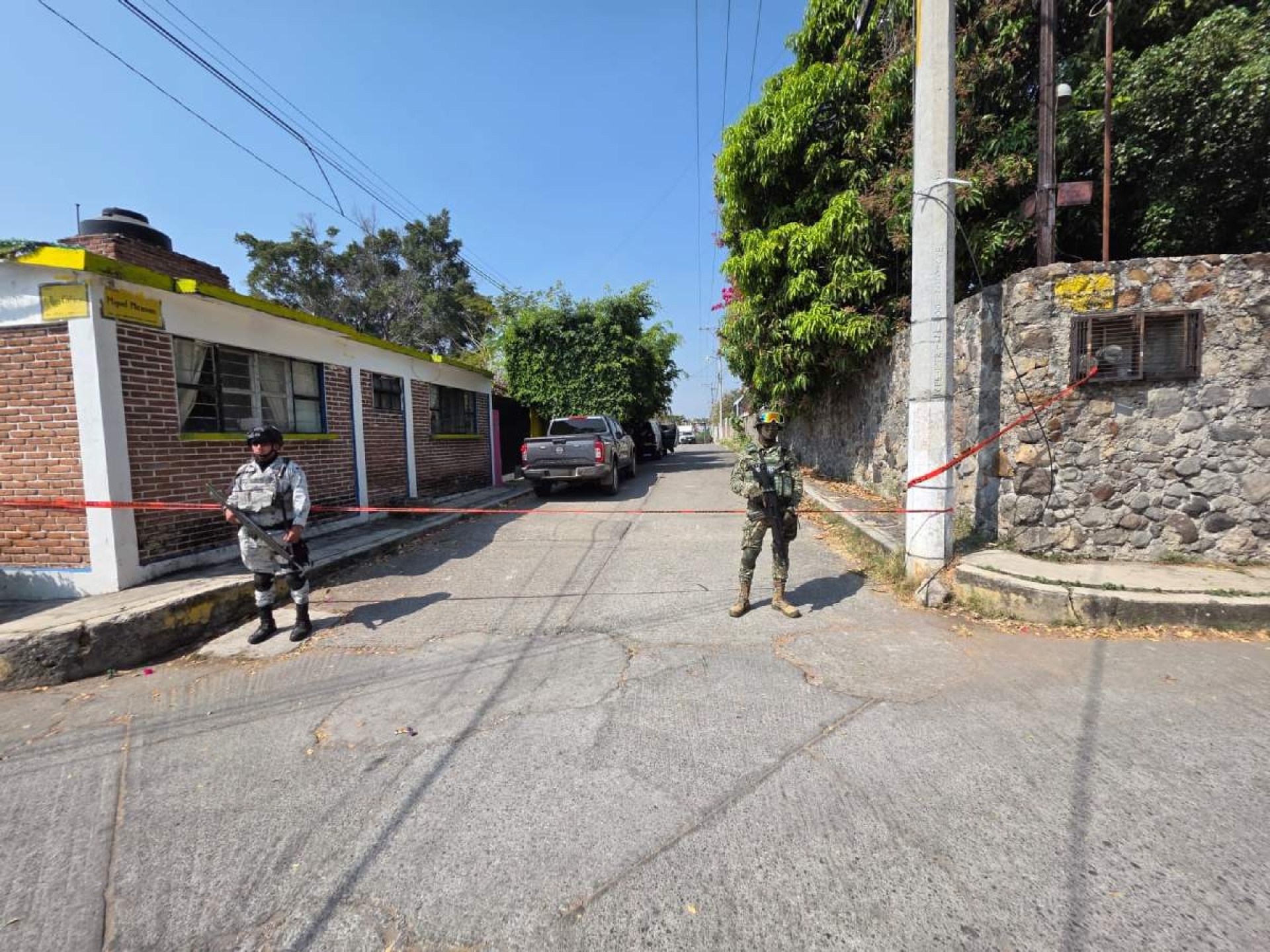 Hallan un cadáver encobijado en Temixco
