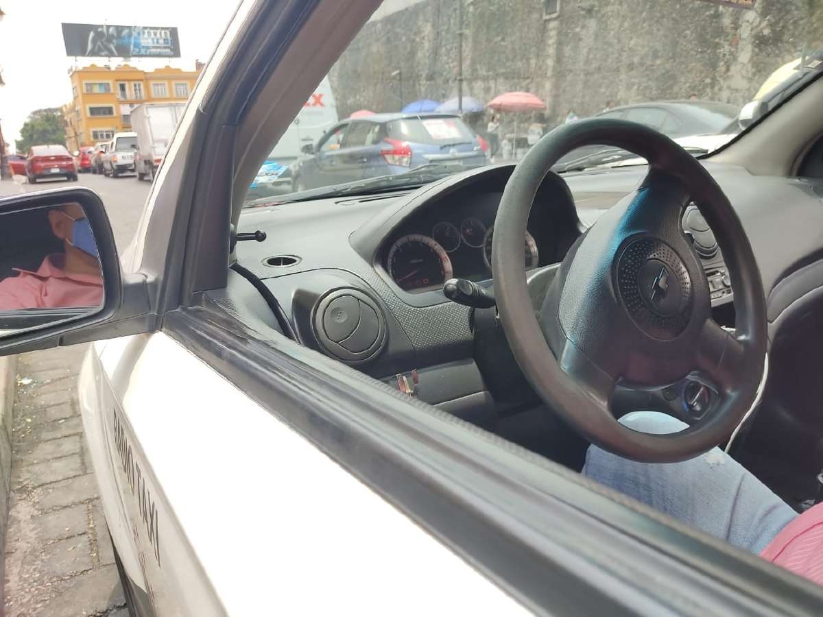 Desinfecta su taxi de manera constante para evitar contagios
