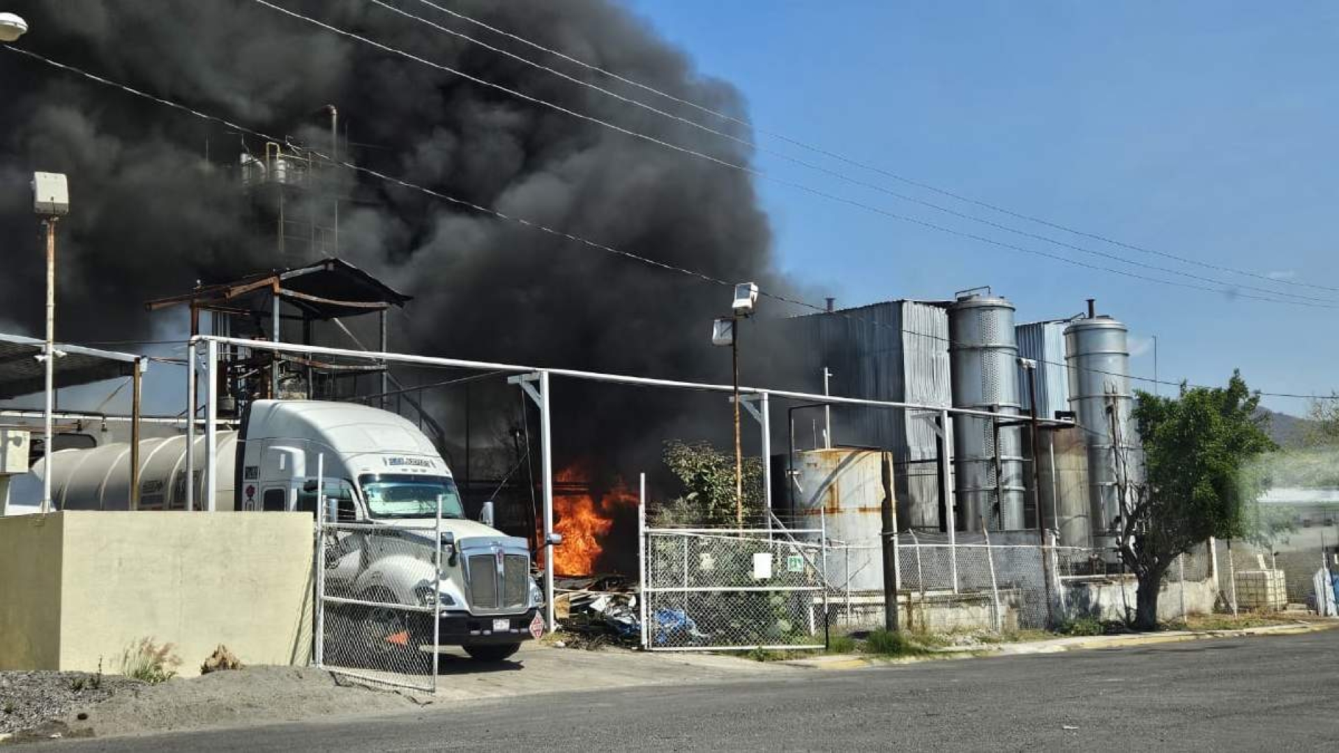 Un incendio ocurrió en una fábrica de Ayala