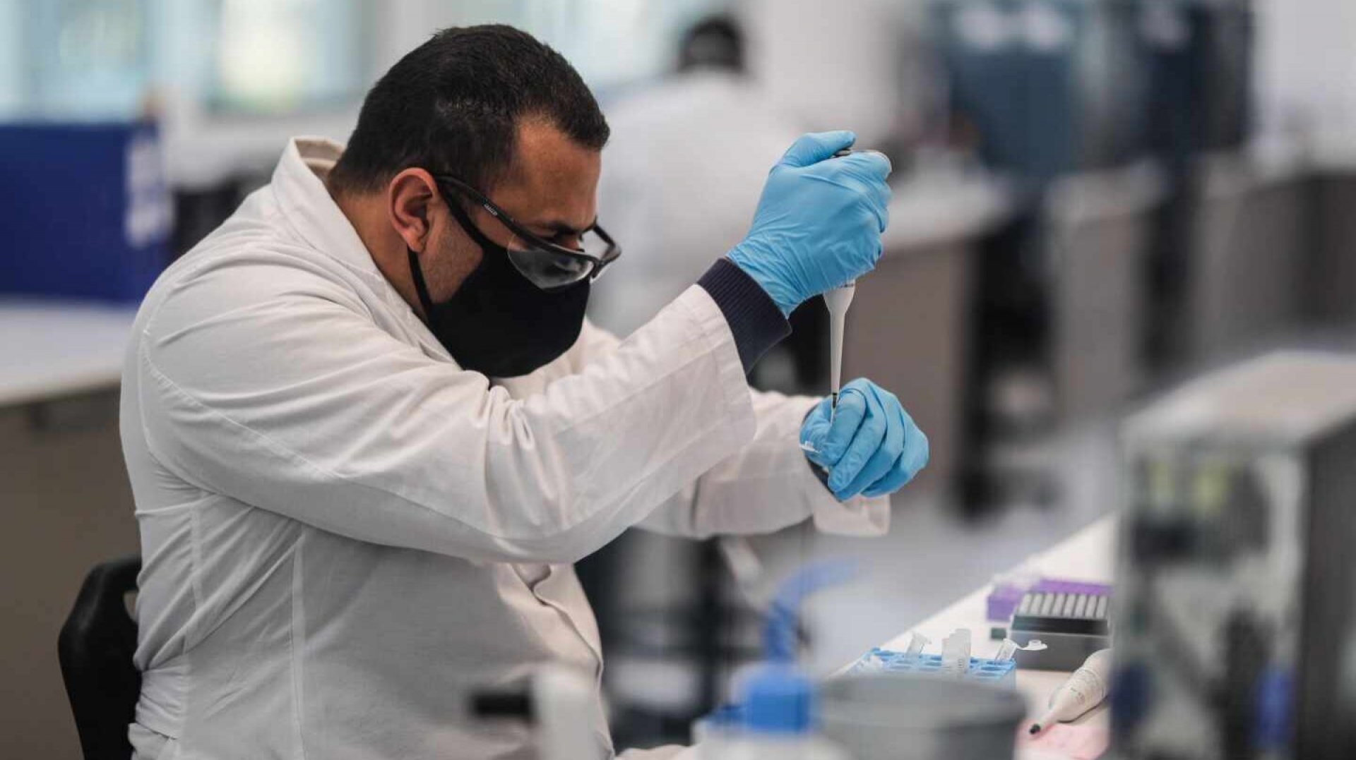 Qué es la Mielitis transversa, la enfermedad que ha paralizado el ensayo de la vacuna de AstraZeneca