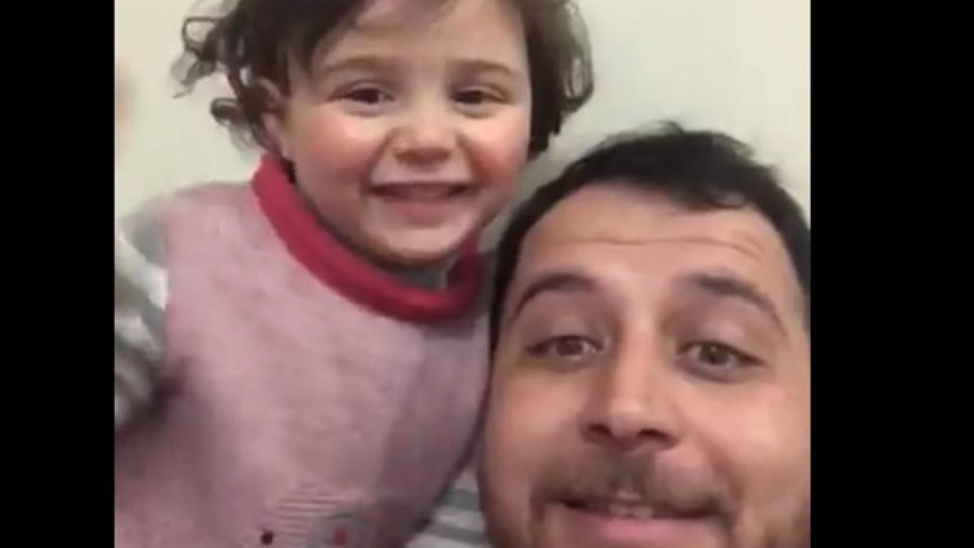 VIDEO: Un padre sirio enseña a su hija a reírse cada vez que cae una bomba