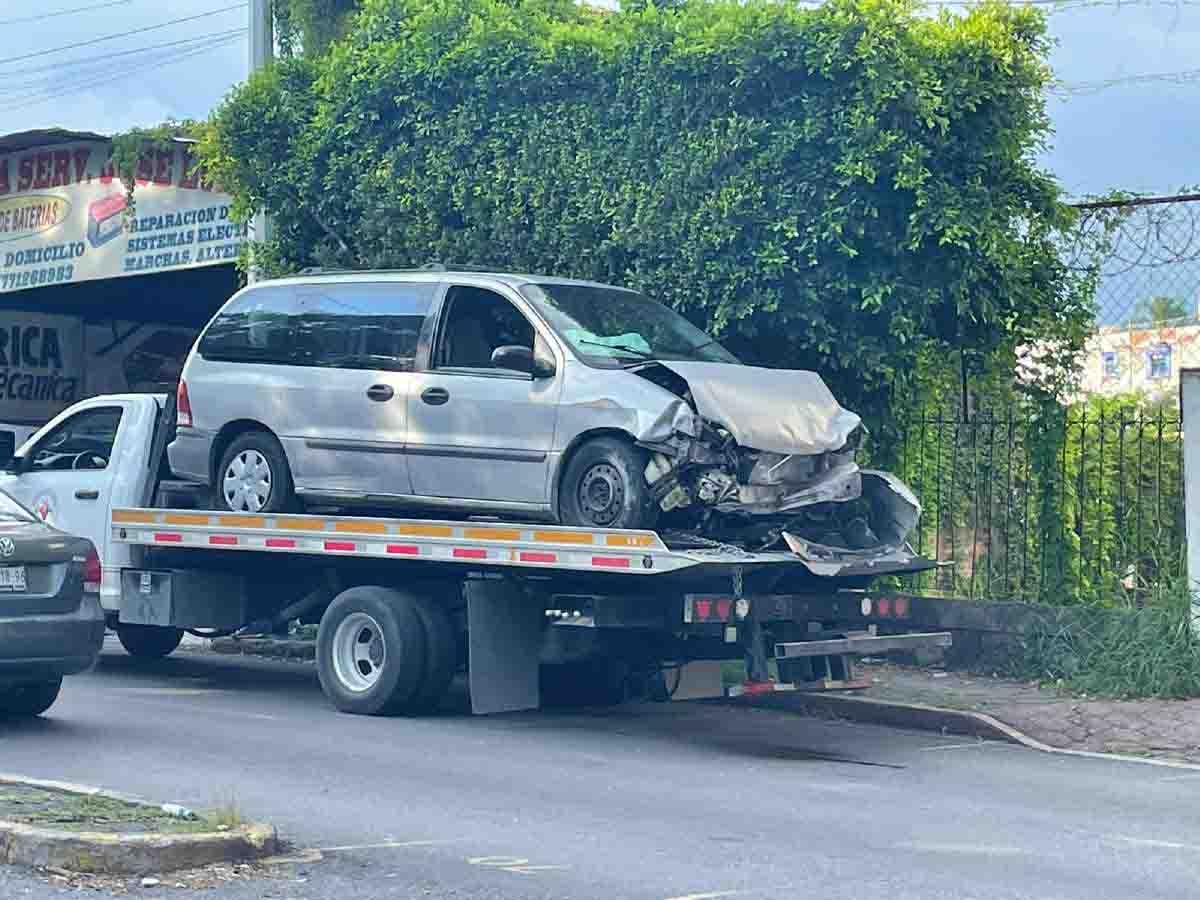 Camioneta sin frenos provoca carambola