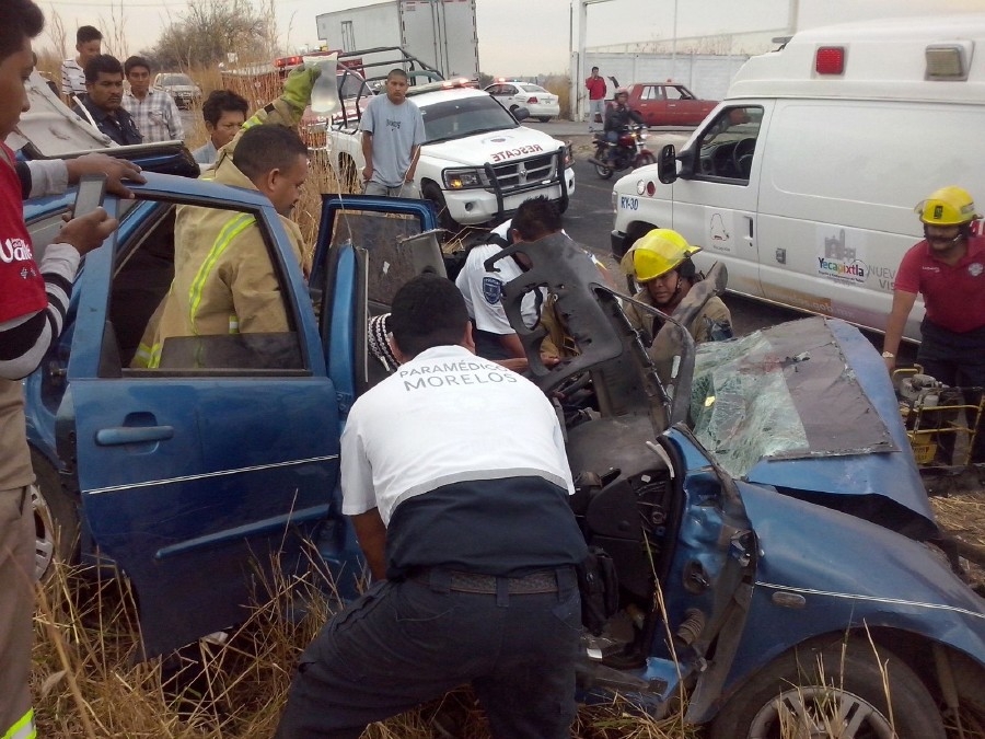 Quedaron prensados dentro de su auto