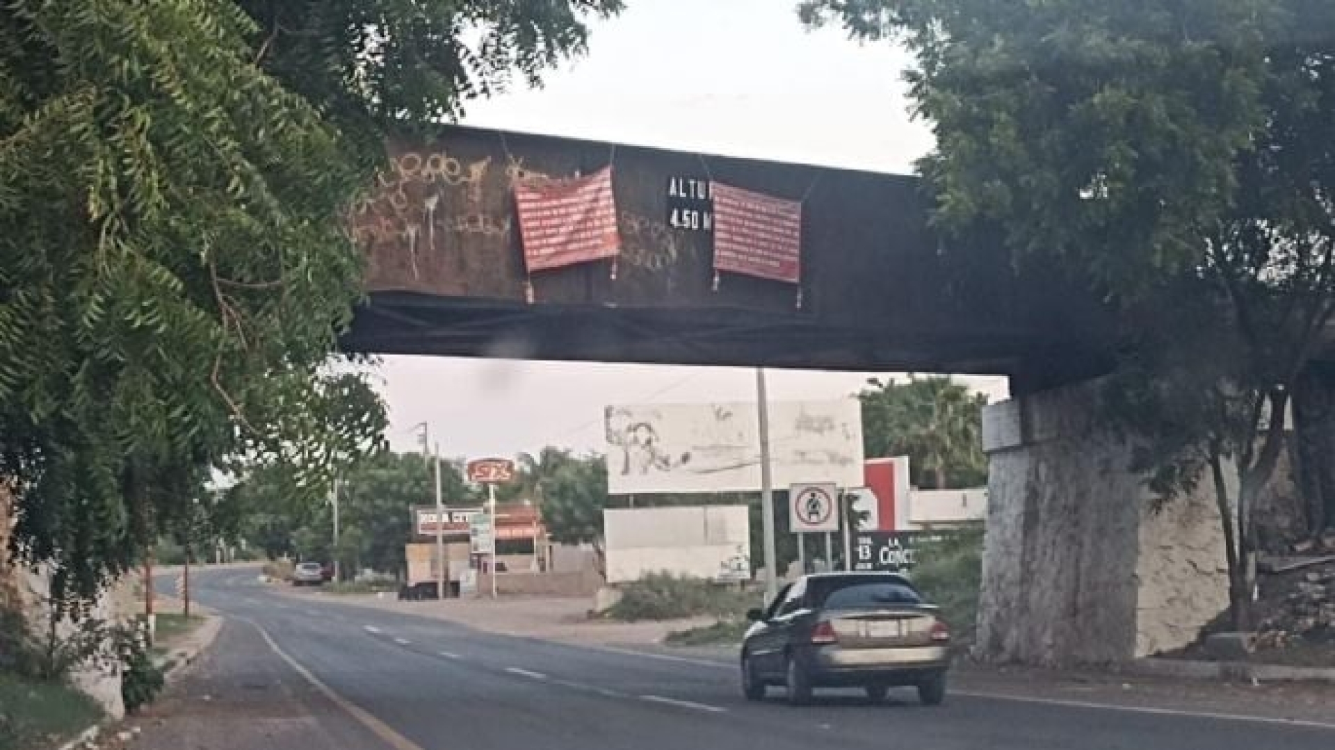 'Los Chapitos' dejan narcomantas en Sinaloa negando extorsiones y robos