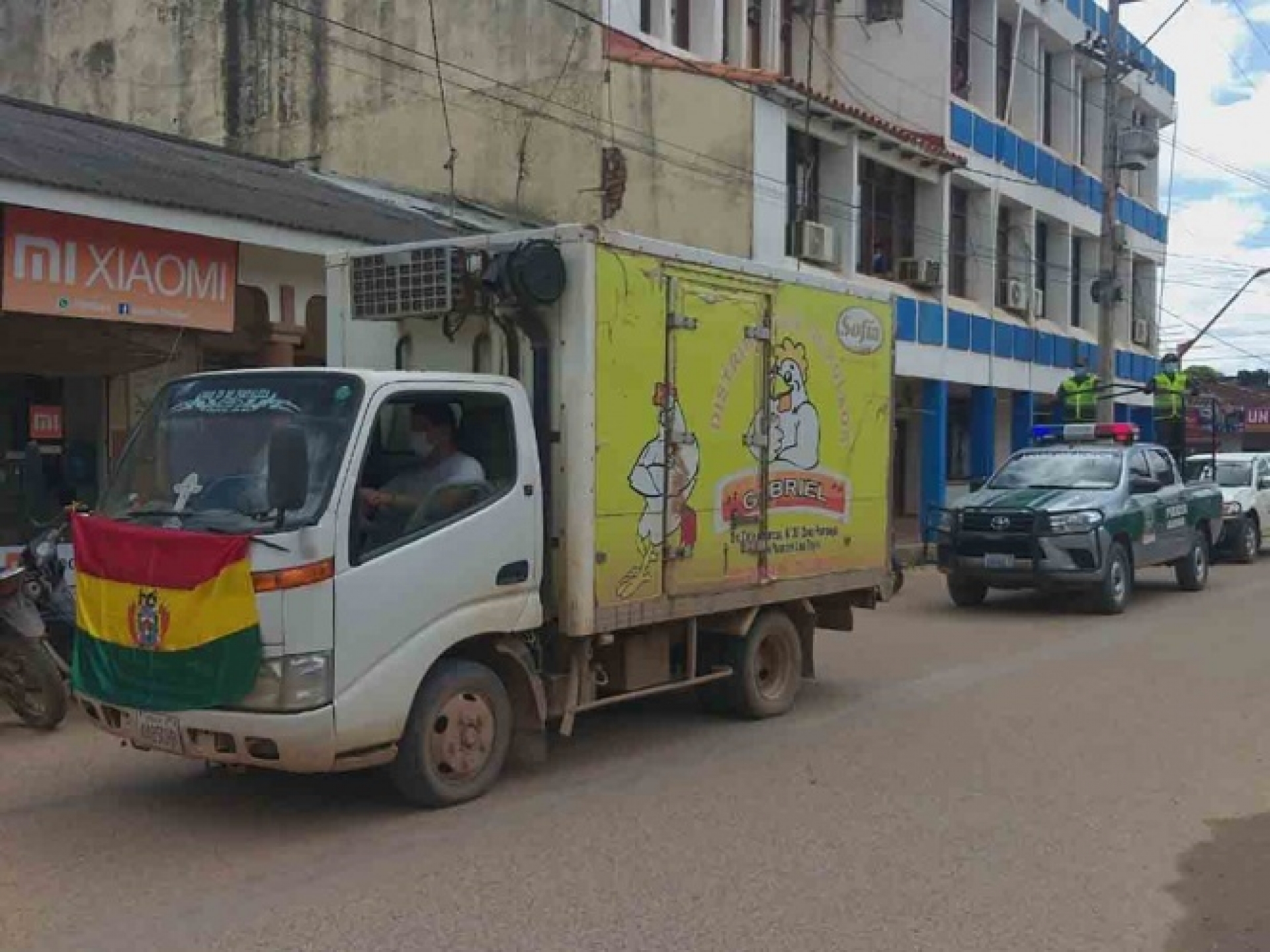 En Bolivia usan camión de pollos congelados para transportar vacunas anticovid