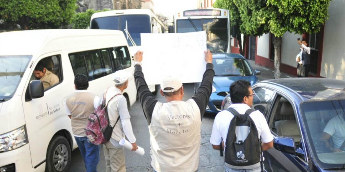Se manifiestan trabajadores de Salud; exigen pago de quincenas