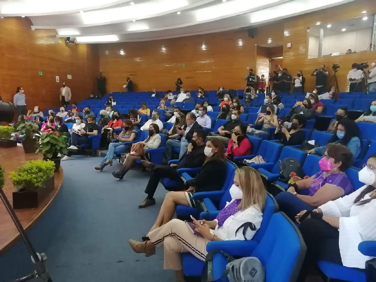 En foro de consulta exhiben situación sufrida por reportero a manos de policías