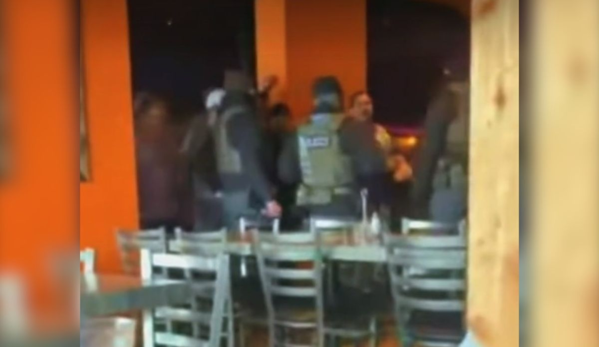 Video viral: '¡Sin orden no entran!' Agentes de ICE expulsados de restaurante mexicano