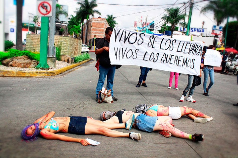 Bloquean calles en protesta por desaparición de normalistas de Ayotzinapa