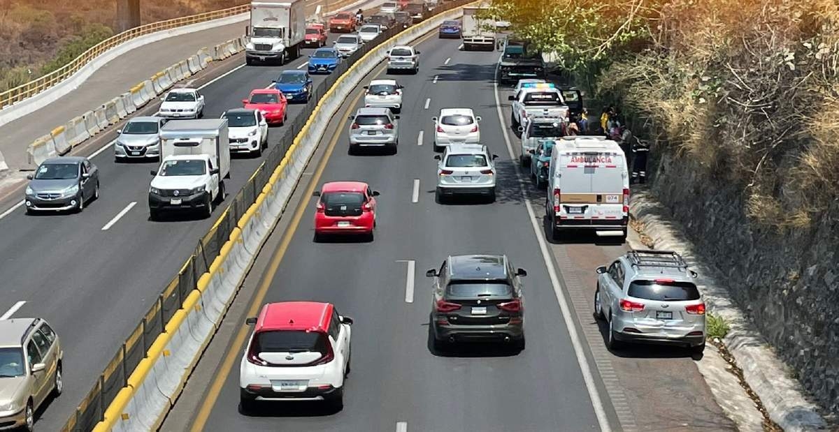 Se impactan dos camionetas en la México-Acapulco