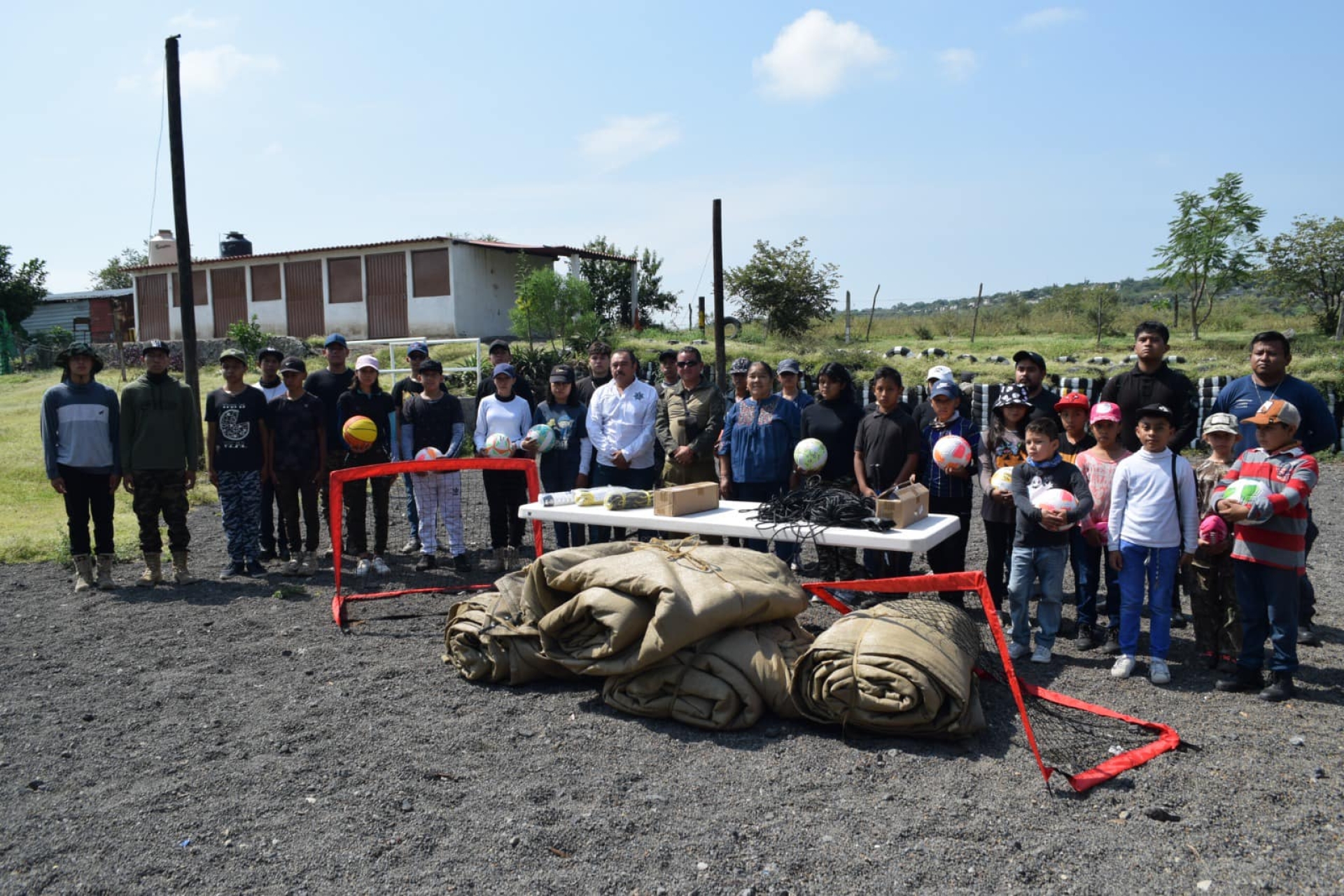 Alcaldesa de Temixco apoya a la 'Patrulla Juvenil' con entrega de material