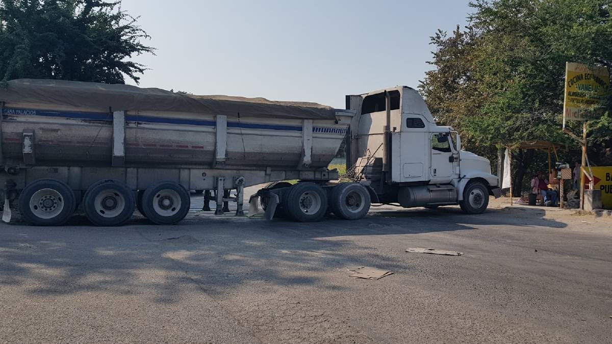 Protestan camioneros por infracciones en Tlaltizapán