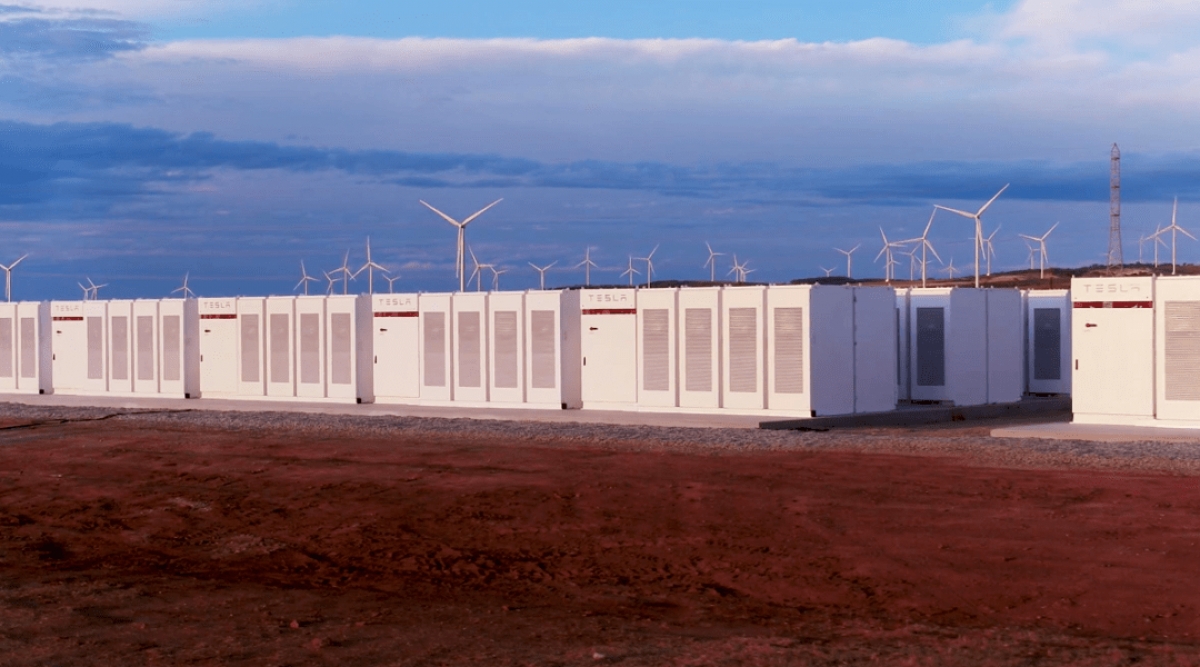 Elon Musk cumplió su palabra: construyó la batería más grande del mundo en menos de 100 días