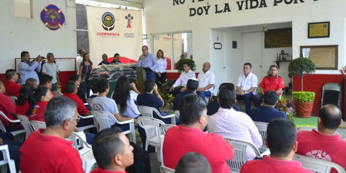 Entregan uniformes a bomberos de Cuernavaca