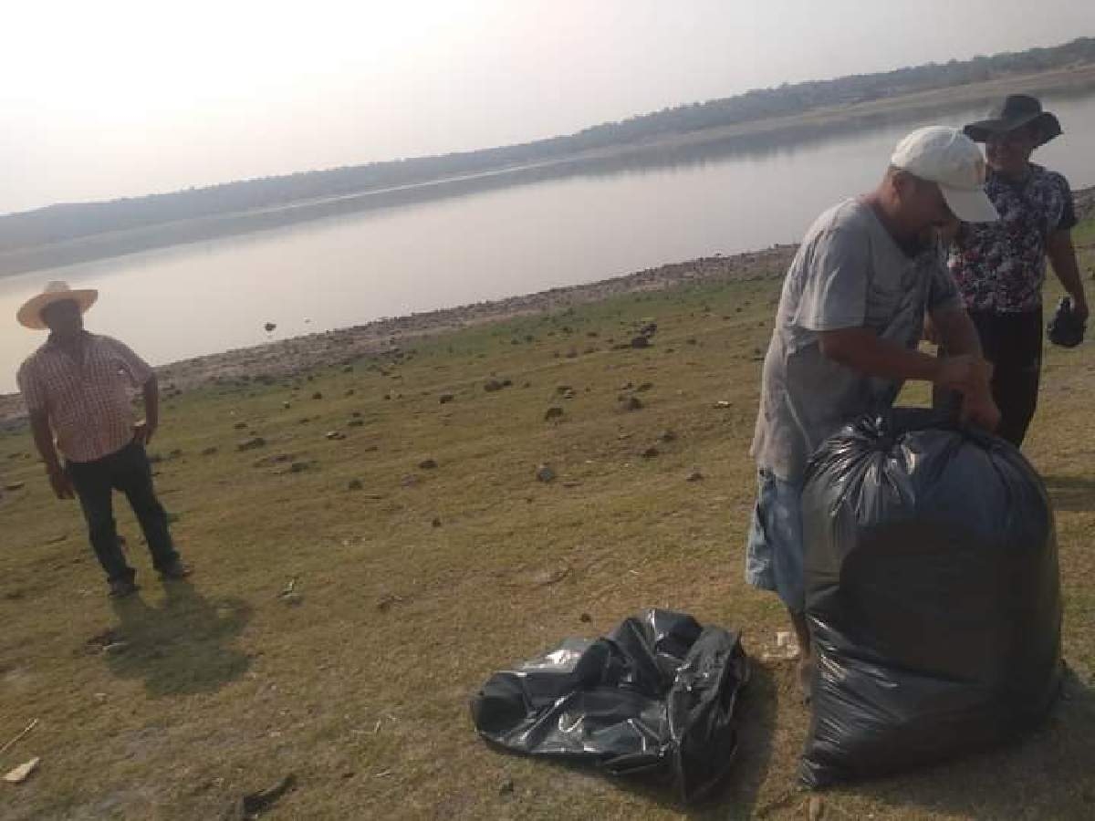 Pescadores retiran basura de los alrededores de las lagunas