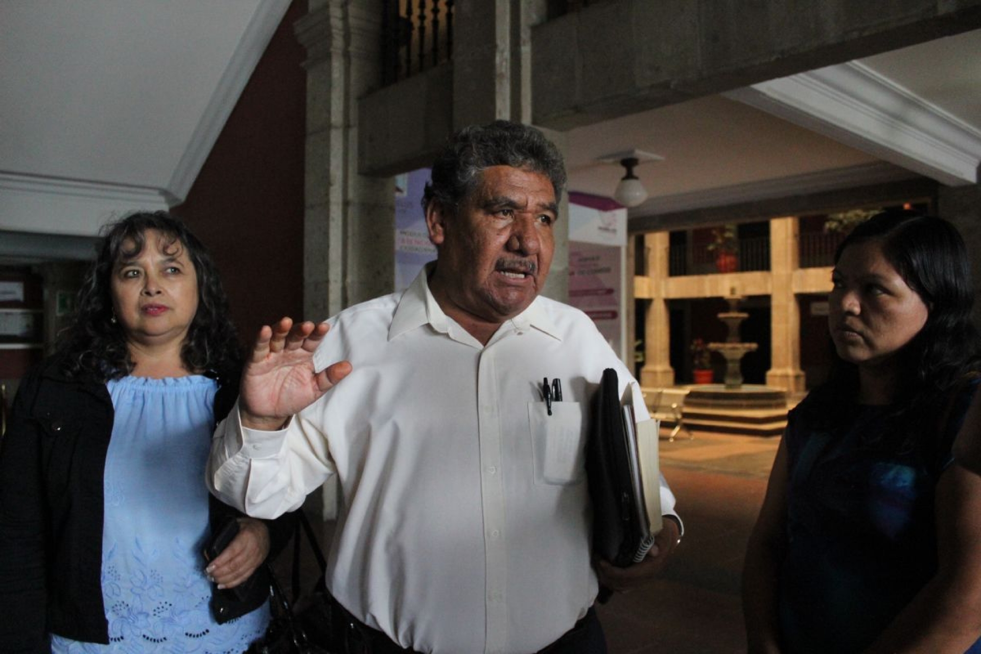 Maestros reinstalados exigen el pago de salarios caídos