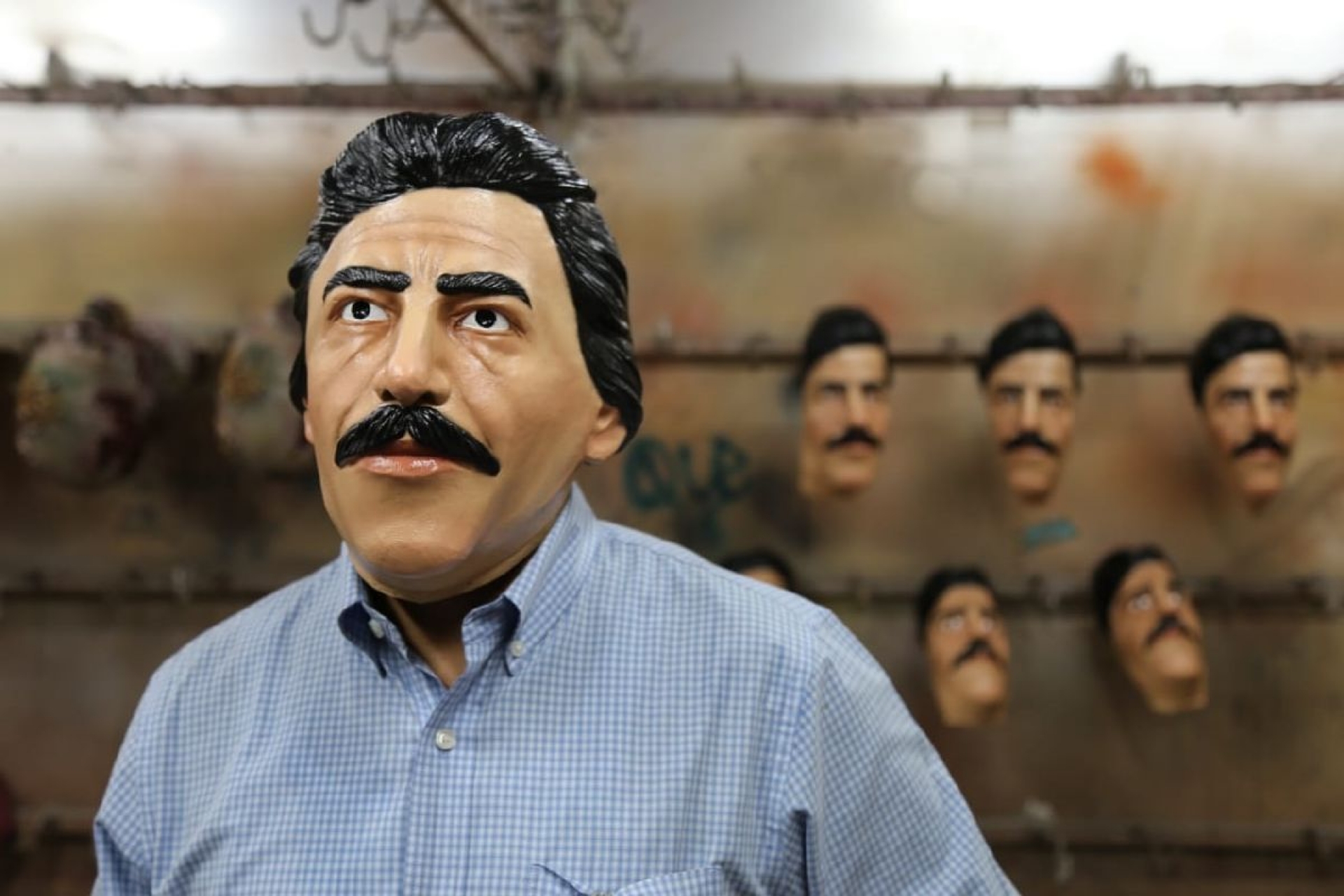 A toda máquina, la producción de máscaras de “Luisito Rey” para el  Halloween