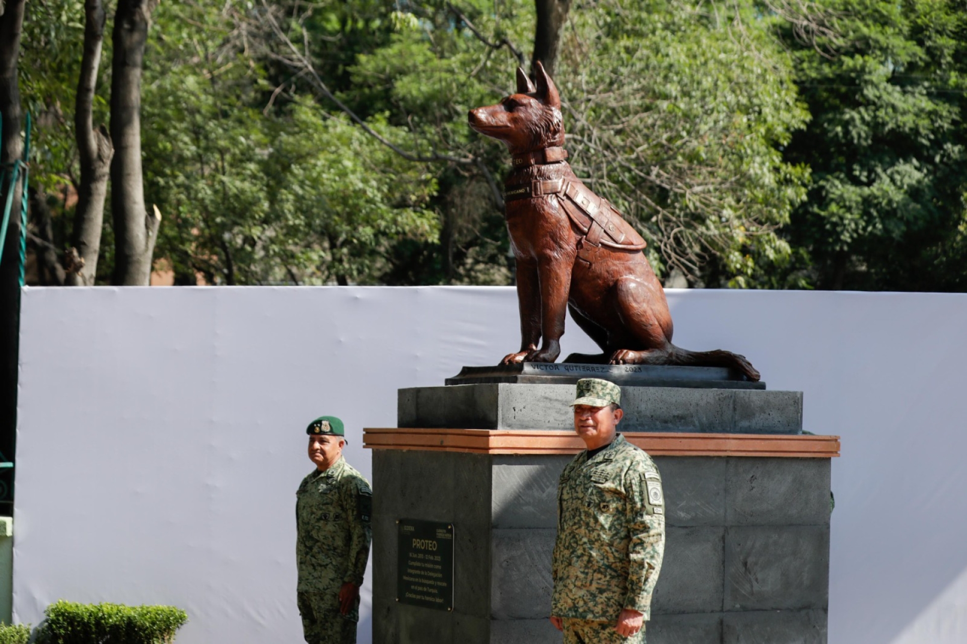 Develan estatua de Proteo, el perro rescatista de Sedena