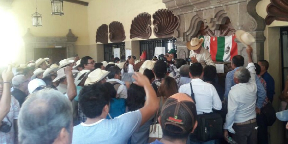 Campesinos se manifiestan; piden al Congreso local que se etiqueten 100 mdp para el agro