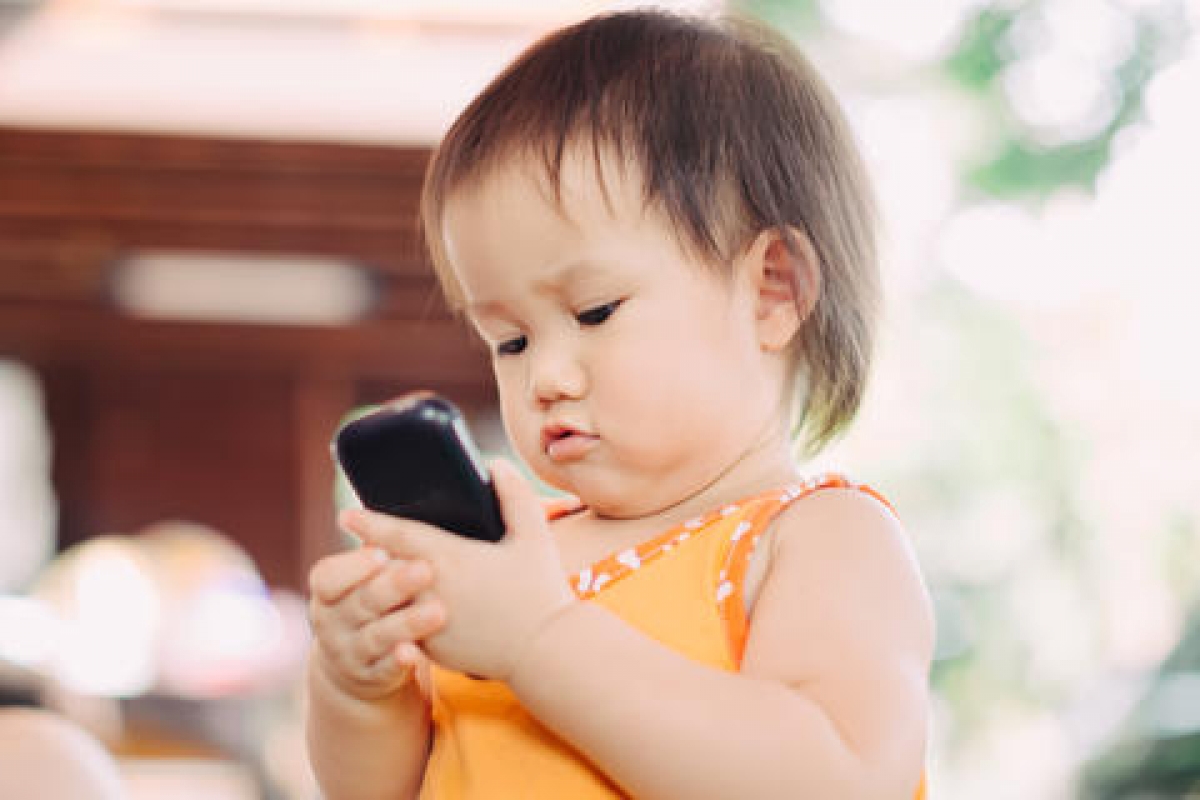 Alertan sobre daños que los celulares causan en niños