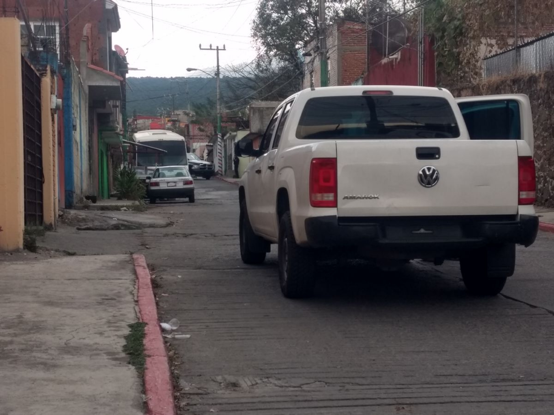 Hallan muerto a un hombre a bordo de un taxi
